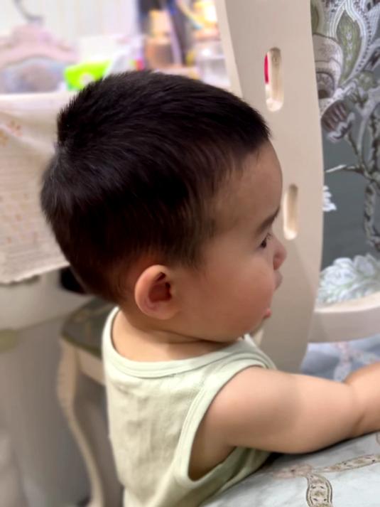 小鱼儿一看见吃的就控制不住自己,着急的不行