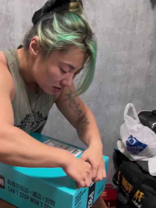 肌肉女如何开箱,胖子@布德德远-William Kane 送给我的