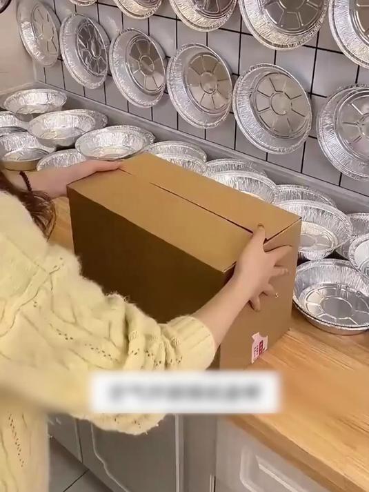 剩菜打包用锡纸碗比塑料袋强多了!能直接进微波炉加热