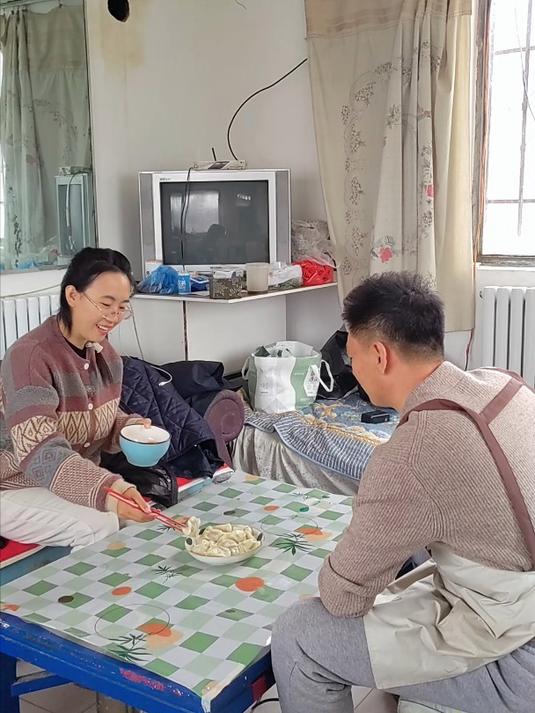 昨天给老爸送包子冻感冒了,今天想吃酸菜馅饺子