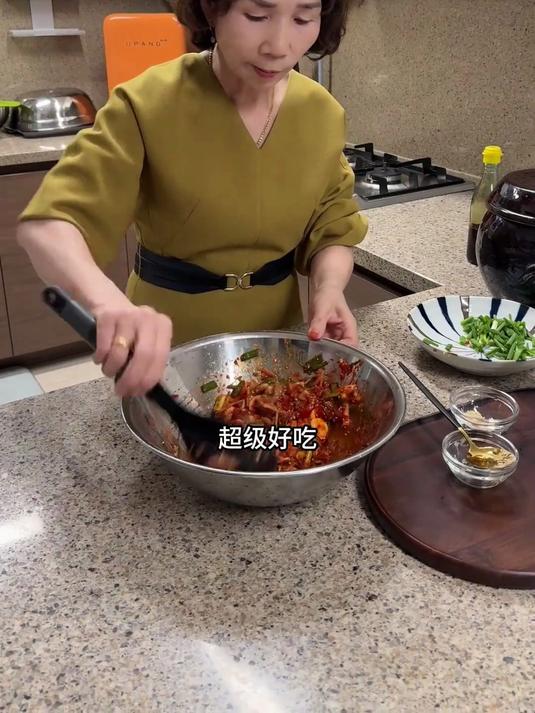 韩国婆婆今天买了10斤活章鱼 做章鱼酱 嘎嘎鲜好吃