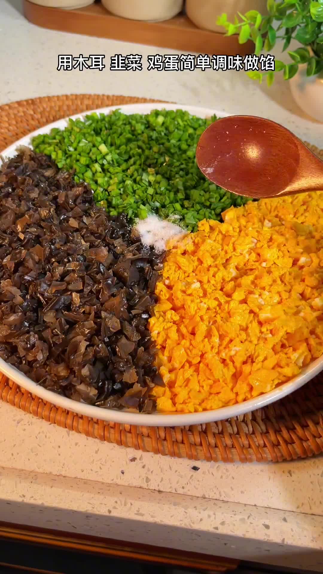 嘴馋包子的姐妹,可以做这个皮薄馅多的懒人版素菜包,一口一个超满足～