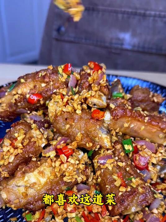 分享一道家常简易版的蒜香排骨,虽不是地道长沙菜,也在长沙时兴了很多年