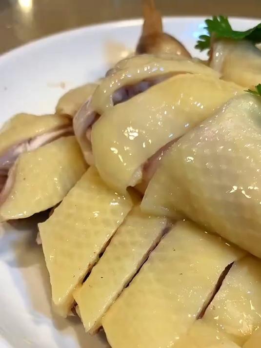 白切鸡怎么做才皮脆肉滑？广州酒家传承六十年传统做法大公开