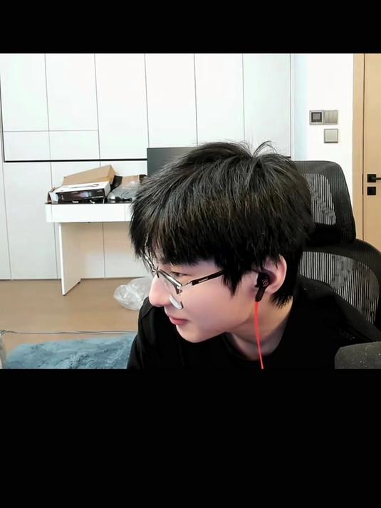 当陈俊祺不小心把美颜开到最大成功解锁新表情包