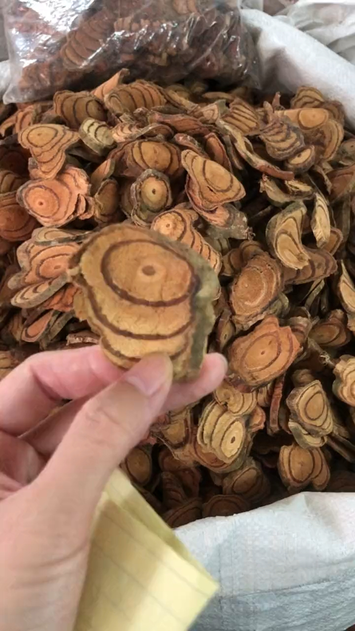 鸡血藤的价格市面上有几块的,有30几块的也有,今天带你们了解一下它的价格差在哪里。