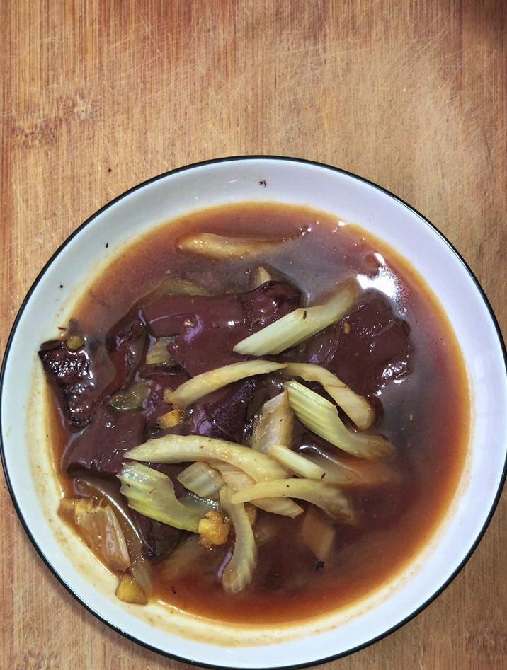 鸭血的家常做法,分享一道鸭血炒西芹