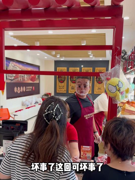 沟帮子熏鸡现做现发够新鲜，老人孩子都爱吃，品质靠谱放心品尝