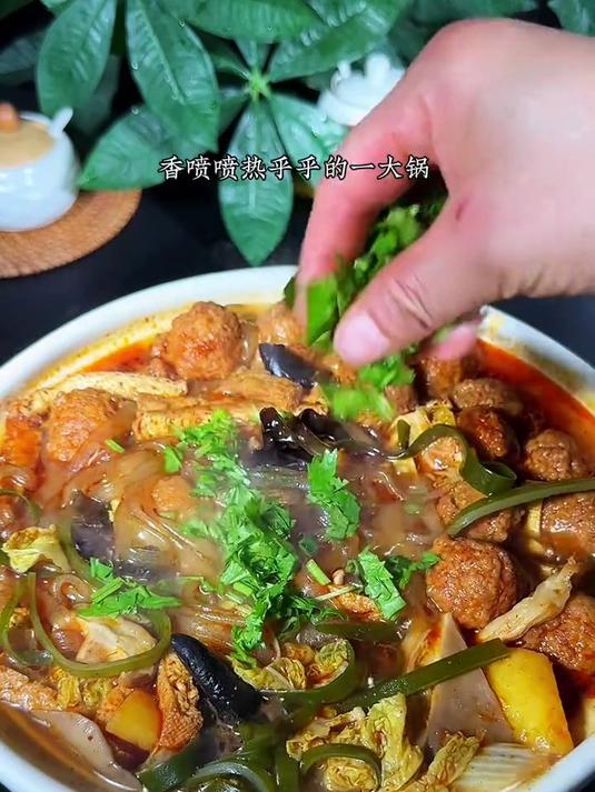 给家人做了一锅热乎乎的砂锅炖菜