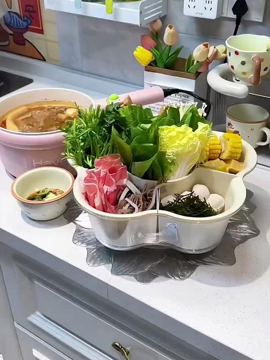 可旋转的火锅拼盘，在家吃火锅用它放菜，还可以放零食和糖果！