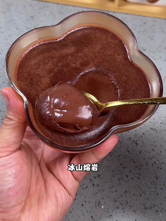 把巧克力和牛奶放进瓶子摇一下 就能做出无比丝滑的冰山熔岩