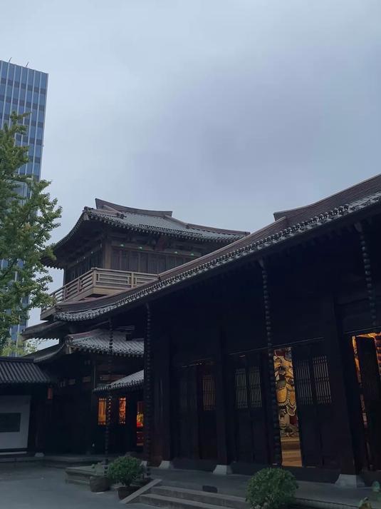 真别说,杭州香积寺的建筑还真实独树一帜,有着铜制色彩!