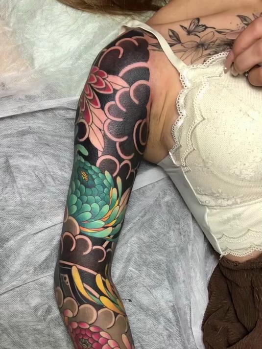 精神小妹花臂彩色完成,简直太好看了