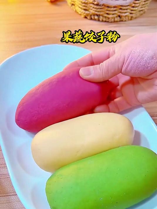 咱包饺子别总用白面了,试试这款五彩果蔬饺子?