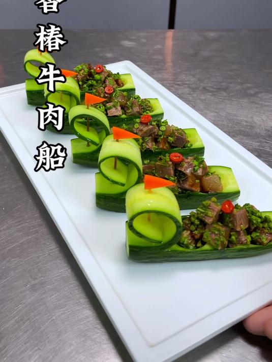 香椿搭配牛肉和黄瓜一起,做出吃不起的样子,口味鲜香浓郁,好吃又好看#摆盘技巧##美食教程#