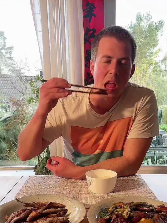 挪威野生湖泊里的这种小鱼特别好钓,很快就能钓到一盘