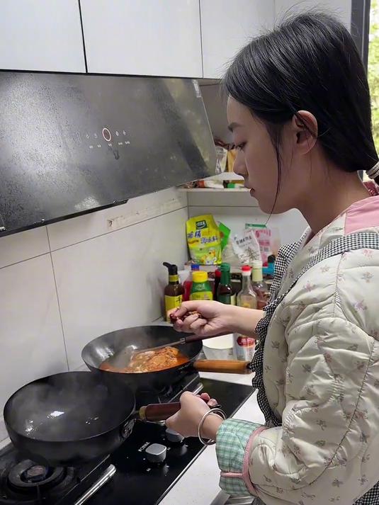 难得一遇的红鲤鱼做成了三道菜:麻辣鱼鳞、干烧鲫鱼、番茄脆皮鱼