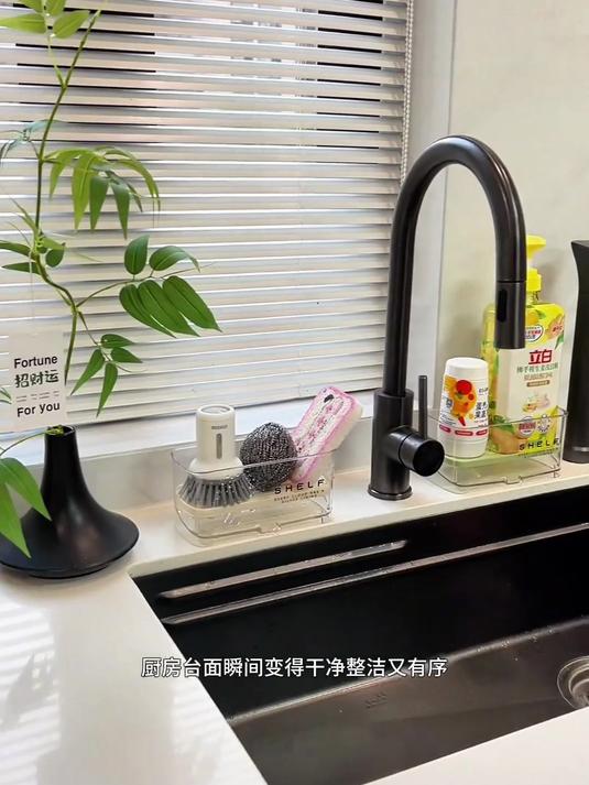 在厨房水槽旁装一个这样的台面沥水架,可以收纳厨房洗刷小工具!