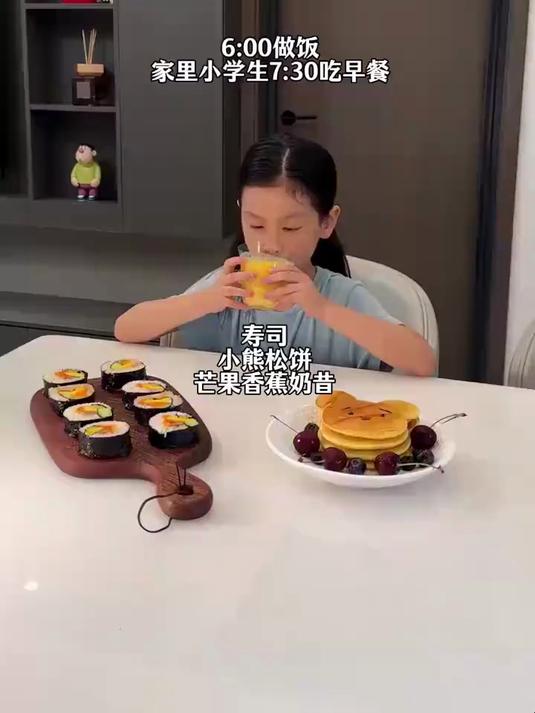 今天早上吃 小熊酸饼 寿司 芒果香蕉奶昔