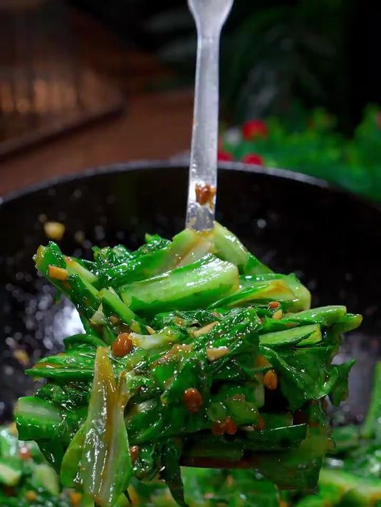 这个季节的油麦菜又脆又嫩