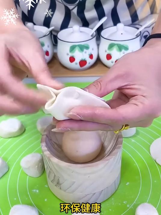 春节家宴,如何快速制作薄如蝉翼的饺子皮?原木饺子压皮器来帮你