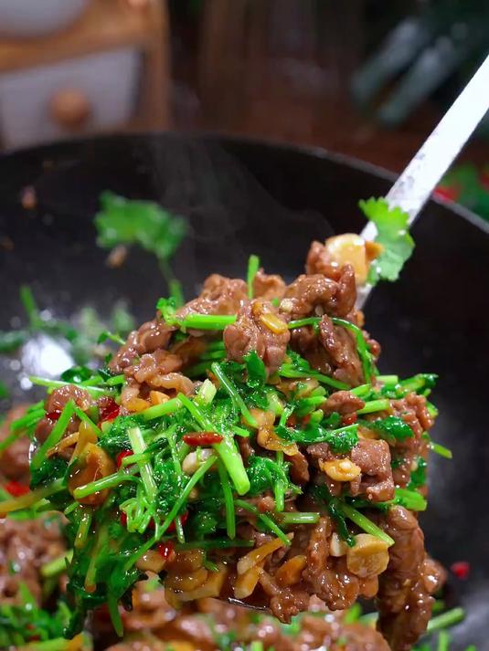 香菜炒牛肉,只要简单几步炒出来真不错