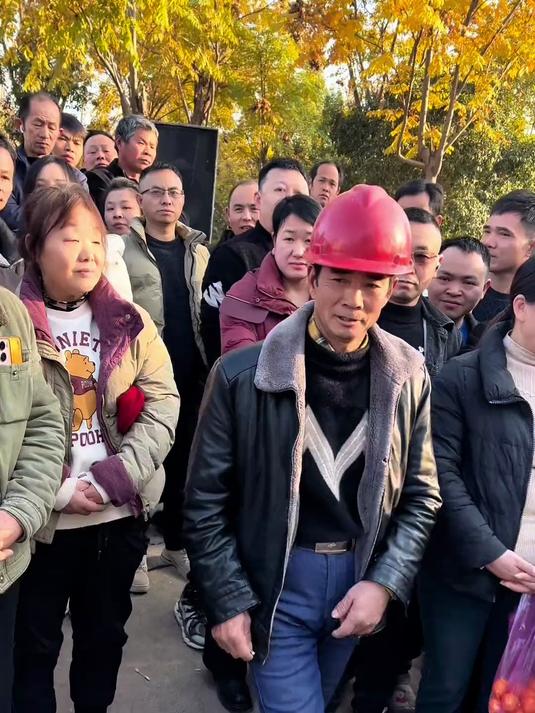 这位大哥说工地放假了,说没多少钱,想听一首人生感悟的歌