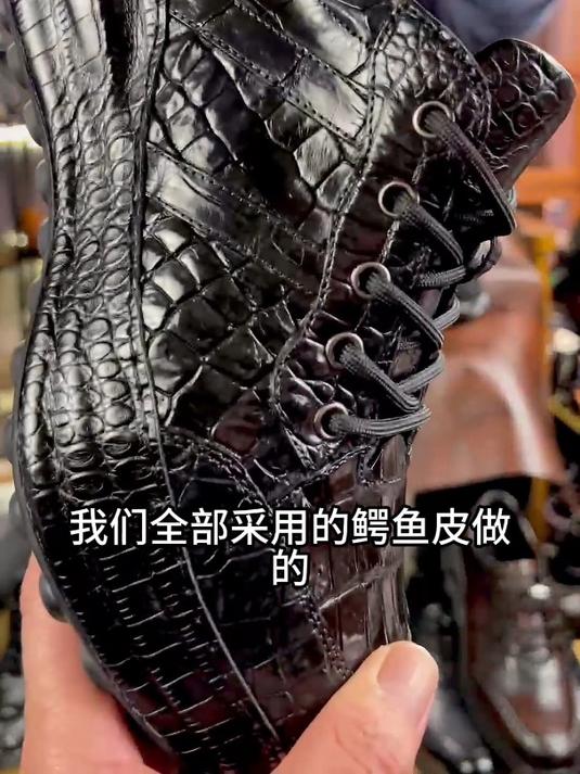 一双可以四季通勤的鳄鱼皮运动鞋
