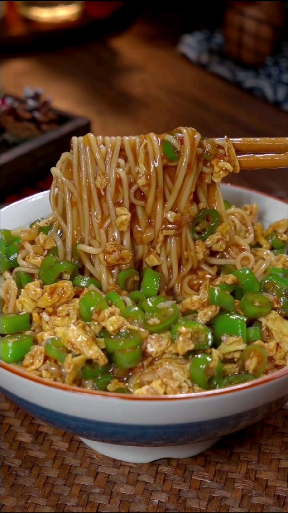 天热没胃口的时候,试试这个青椒鸡蛋打卤面,太好吃了