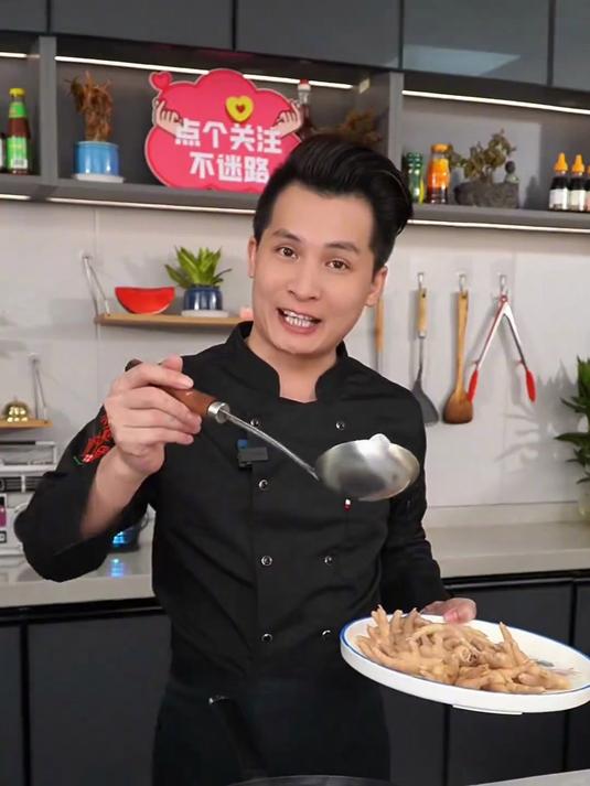 茶楼里的蒸凤爪是怎么做到颜色好看 味道正点又能化皮脱骨的呢？