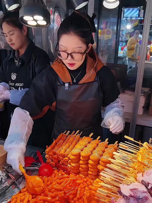 辣章鱼足炒年糕 加米肠 鱼饼 辣鸡爪 甜甜辣辣好好吃
