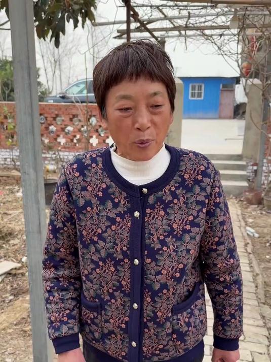 俺妈想给俺姥爷拿点生活费,俺爸不愿意,最后做个红烧鲤鱼哄俺妈