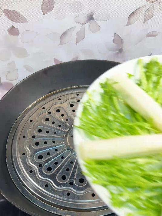 适合吃的第一道素菜!花开富贵，好吃又好看!寓意又好#虾仁蒸蛋#