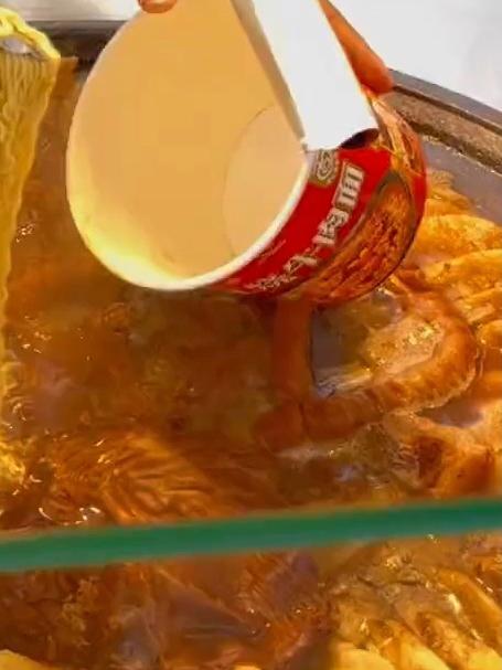 夜市上的老北京卤煮火烧,泡面好搭档