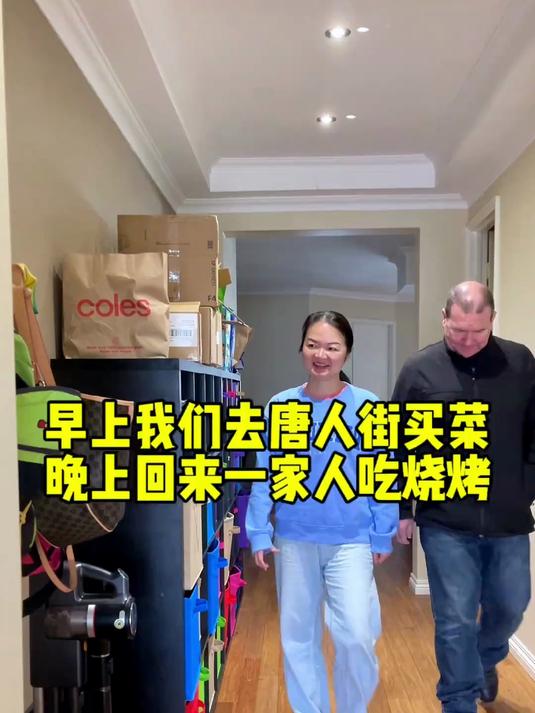 早上我们去唐人街买菜 晚上一家人吃烧猪排