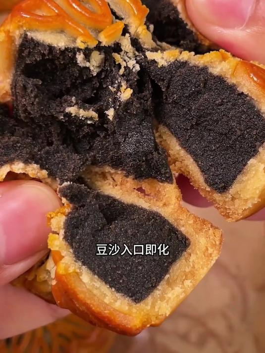 家常吃的黑豆沙月饼,传统风味,吃着不腻口