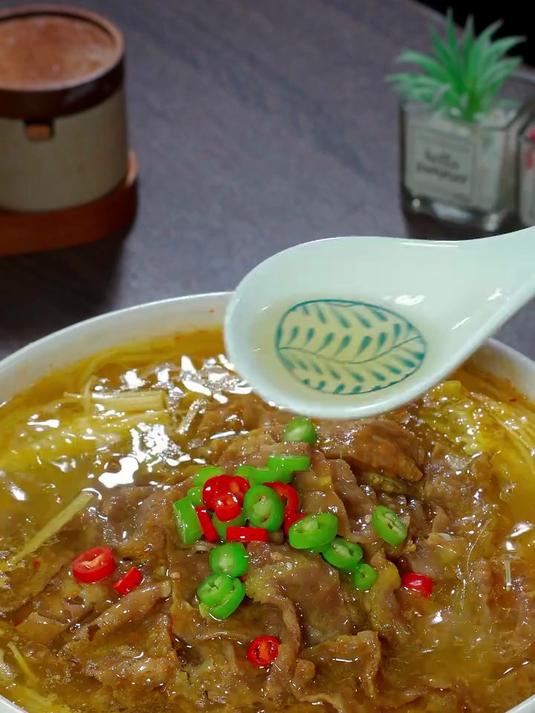 爱惨这个金汤肥牛煲，酸酸辣辣吸汁入味