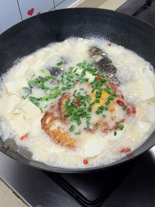 今天给家人做的鲫鱼豆腐汤，汤鲜味美