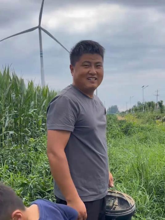 小松家的小菜园大丰收，蔬菜水果啥都有，一会就摘一大桶