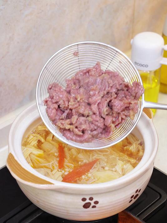 天冷了，我家就喜欢这个牛肉腐竹煲，汤汁拌饭也能吃两碗！