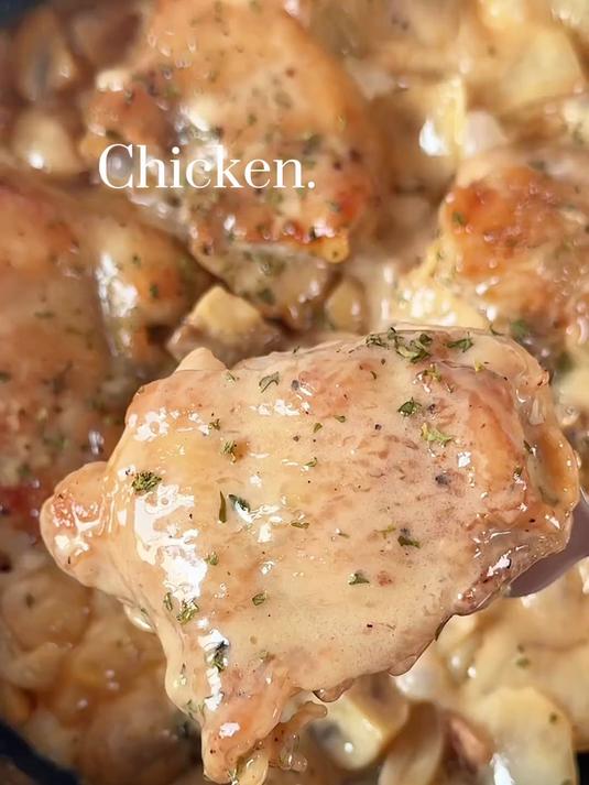 法式奶油蘑菇炖鸡奶香浓郁,鲜嫩多汁