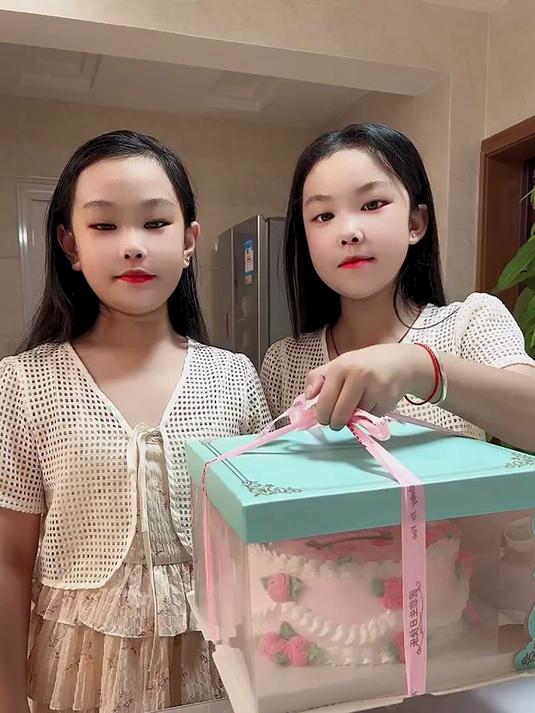 双胞胎女儿用压岁钱给妈妈买的生日蛋糕