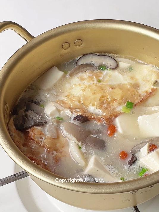 菌菇豆腐汤低卡秋冬暖汤一口鲜掉眉毛～