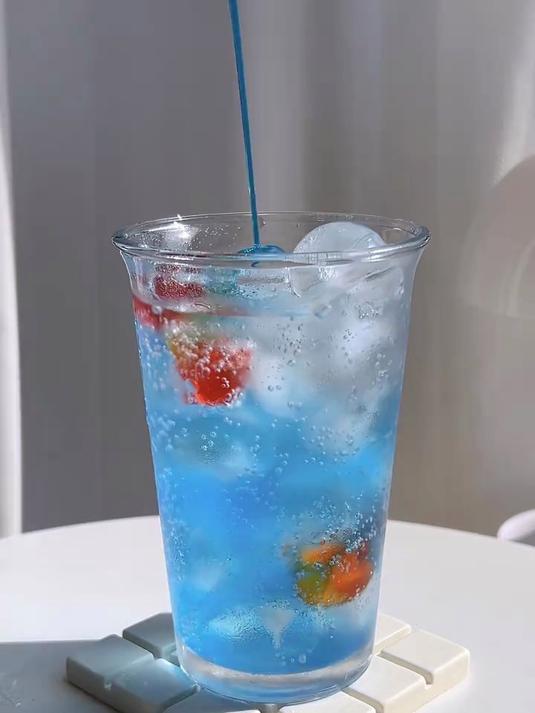 来一杯蓝色的海洋 就用这杯金鱼气泡水装下整个夏天吧