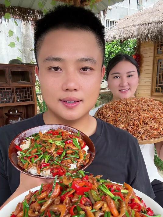 农家小河虾，村民从小河小溪里捞出后自然晾晒干