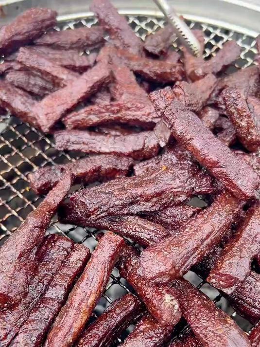 咱家的牛肉干,辣而不辛干而不硬软而不腻久则松软醇香,回味无穷