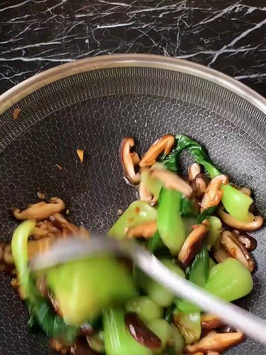 谁懂这口鲜！香菇油菜低脂高纤，养生党家常菜首选