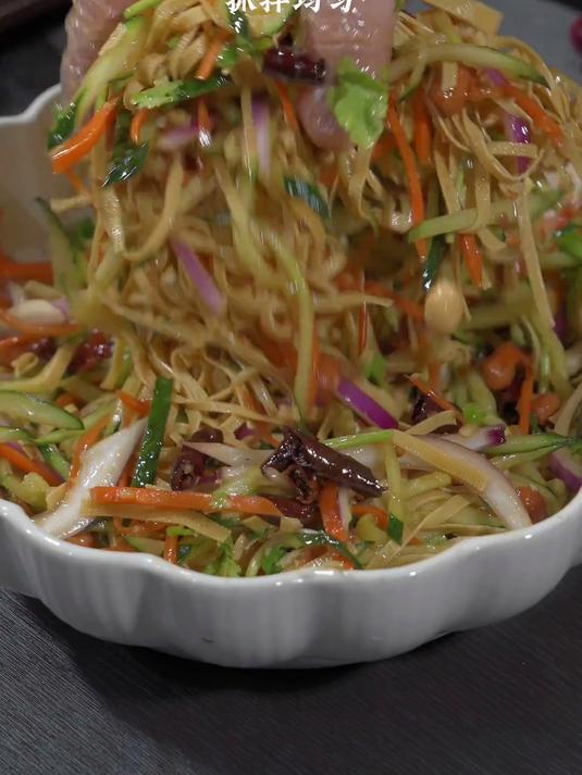 天气热，没啥胃口就喜欢吃这样的大拌菜