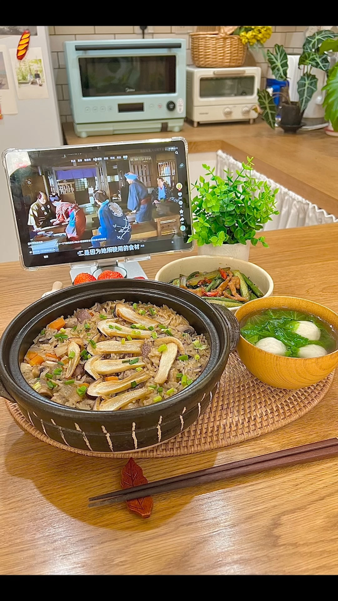 一人食:今天吃菌菇烩饭,红菜苔炒肉丝,生菜鱼丸汤