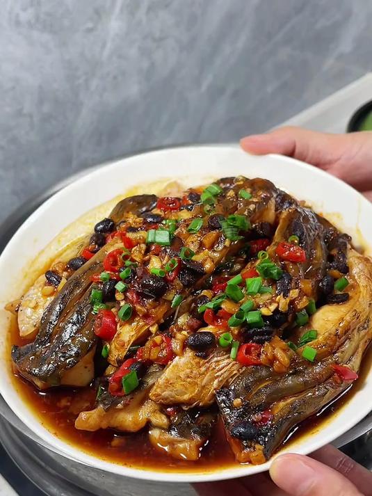 不用煎不用炸，只需上锅蒸一蒸就可以做出好吃的香辣鱼块